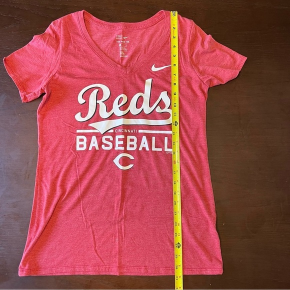 Women's Cincinnati Reds Nike Heathered Red V-Neck T-Shirt. Size M. - Picture 4 of 6